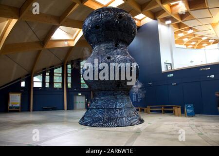 Infinity Blue - immense sculpture en céramique respirante de stromatolite de 8,5 mètres de haut - une pile massive de cyanobactéries fossile qui produit des IR de vapeur Banque D'Images