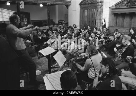 L'Orchestre des étudiants néerlandais répète dans l'église Ruine de Mons. Date: 5 Janvier 1970 Lieu: Bergen Mots Clés: Églises, Orchestres Nom Personnel: Chef Jan Brussen Banque D'Images