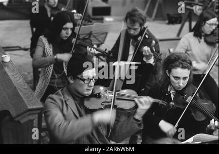 L'Orchestre des étudiants néerlandais répète dans l'église Ruine de Mons. Date : 5 janvier 1970 lieu : Bergen mots clés : églises, orchestres Banque D'Images