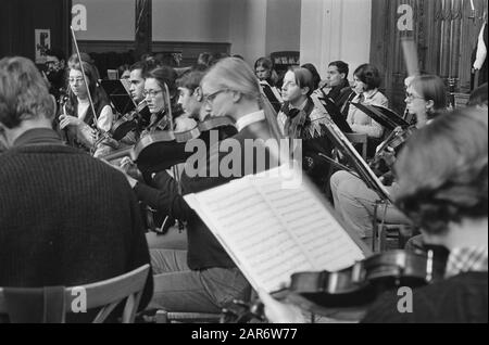 L'Orchestre des étudiants néerlandais répète dans l'église Ruine de Mons. Violeurs en premier plan Date: 5 janvier 1970 lieu: Bergen mots clés: Églises, violonistes Banque D'Images