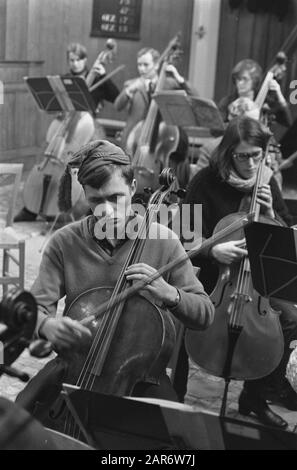 L'Orchestre des étudiants néerlandais répète dans l'église Ruine de Mons. Violoncelliste avec CAP à Date : 5 janvier 1970 lieu : Bergen mots clés : églises, orchestres Banque D'Images