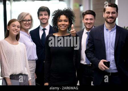 Portrait d'une femme biraciale excitée satisfaite du choix de l'équipe de l'entreprise. Banque D'Images