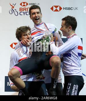 Les pilotes de l'équipe de test Huub-Wattbike Jon Wale (à gauche) et John Archibald (à droite) lift Perrett après avoir remporté l'or dans la finale De L'équipe masculine De Poursuite au cours du troisième jour des Championnats nationaux de piste HSBC au Centre National de cyclisme, Manchester. Banque D'Images