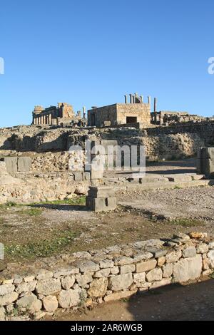 Ruines de la ville romaine de Volubilis, près de Meknes, Maroc Banque D'Images