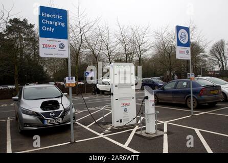 Station de charge EV récemment installée avec quatre sorties de 7 kW sur l'espace réservé - une initiative conjointe Tesco-VW-PodPoint à Stow-on-the-Wold, Gloucesters Banque D'Images