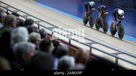 Les pilotes de l'équipe de test Huub-Wattbike Dan Bigham, John Archibald, Dan Bigham et Welle Perrett sur leur chemin pour gagner l'or dans la finale De L'équipe masculine De Poursuite au cours du troisième jour des Championnats nationaux de piste HSBC au Centre National de cyclisme, Manchester. Banque D'Images