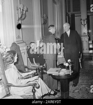 Victor E. van Vriesland 60 ans. Le professeur Donkersloot félicite; Banque D'Images