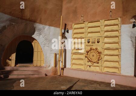 Patio et murs d'un hôtel souterrain Sidi Idriss à Matmata, en Tunisie, où une partie du film Star Wars a été filmée. Banque D'Images