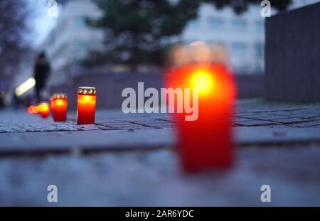 Berlin, Allemagne. 26 janvier 2020. Des bougies brûlent au mémorial de l'holocauste. 27.01.2020 marque le 75ème anniversaire de la libération du camp de concentration et d'extermination Auschwitz-Birkenau. Crédit: Kay Nietfeld/Dpa/Alay Live News Banque D'Images