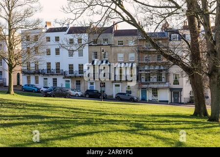 Recherché après terrasse maisons d'époque à Sion Hill, Clifton Village, Clifton, ville de Bristol, Angleterre, ROYAUME-UNI Banque D'Images