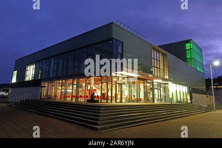 Beacon Arts Center, Greenock's Custom House Quay, Inverclyde, Écosse, Royaume-Uni la nuit, ouvert en 2013, théâtre, suite de galerie multifonction Banque D'Images