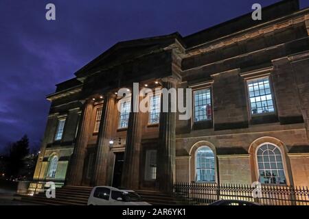 Maison personnalisée historique, quai de Greenock's Custom House, Inverclyde, Écosse, Royaume-Uni la nuit Banque D'Images