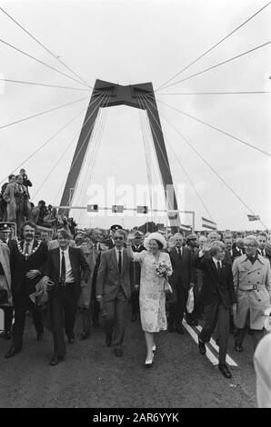 New Willemsbrug à Rotterdam ouvert par la Reine Beatrix et Willem Alexander; procession invités à marcher sur le nouveau Willemsbrug Date: 1 juillet 1981 lieu: Rotterdam, Zuid-Holland mots clés: Ponts, invités invités, ouvertures Nom personnel: Beatrix, Queen, Willem-Alexander, Prince of Orange Nom de l'établissement: Willemsbrug Banque D'Images