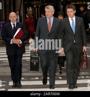 L'équipe d'enquête de la princesse Diana assiste à la Haute Cour. M. Ian Burnett QC ( centre) M. Nicholas Hilliard ( gauche) Jonathan Hough ( droite). Banque D'Images