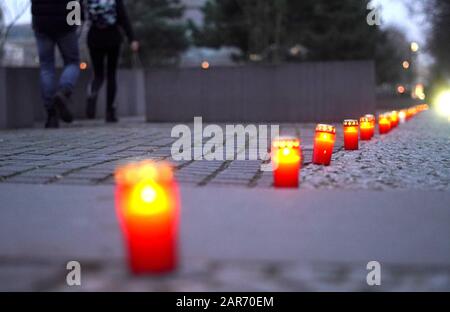 Berlin, Allemagne. 26 janvier 2020. Des bougies brûlent au mémorial de l'holocauste. 27.01.2020 marque le 75ème anniversaire de la libération du camp de concentration et d'extermination Auschwitz-Birkenau. Crédit: Kay Nietfeld/Dpa/Alay Live News Banque D'Images