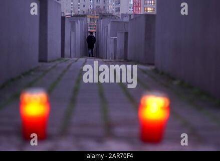 Berlin, Allemagne. 26 janvier 2020. Des bougies brûlent au mémorial de l'holocauste. 27.01.2020 marque le 75ème anniversaire de la libération du camp de concentration et d'extermination Auschwitz-Birkenau. Crédit: Kay Nietfeld/Dpa/Alay Live News Banque D'Images