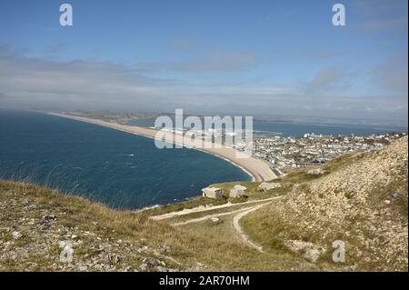 Vue sur Chesil Peach depuis l'île de Portland. Banque D'Images