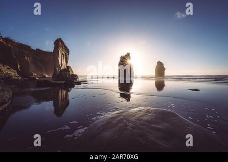 Plage de Tongaporutu au lever du soleil, Nouvelle-Zélande Banque D'Images