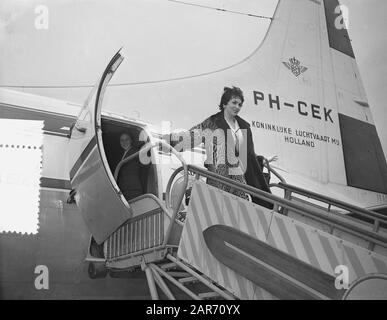 Gina Lolobrigida À Amsterdam, Date D'Arrivée: 21 Octobre 1955 Lieu: Amsterdam, Noord-Holland Mots Clés: Arrivée Nom Personnel: Gina Lolobrigida Banque D'Images