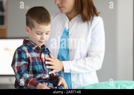 Médecin de visite pour petit enfant Banque D'Images