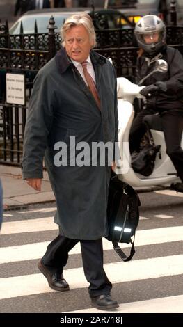 Représentant juridique de Mohamed Al-Fayed Michael Mansfield QC arrivant à l'enquête sur la mort de la princesse Diana et Dodi Fayed à la Haute cour de Londres en octobre 2007. Banque D'Images