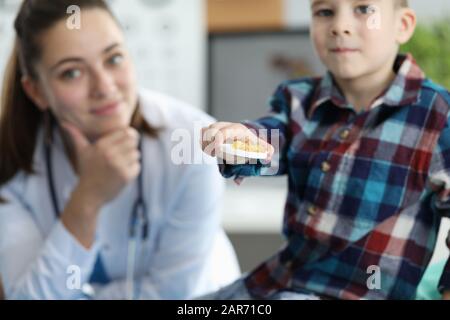 Heureux femme médecin en clinique Banque D'Images