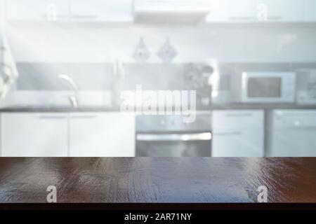 Arrière-plan image de la table en bois devant la cuisine brouillée abstraite Banque D'Images