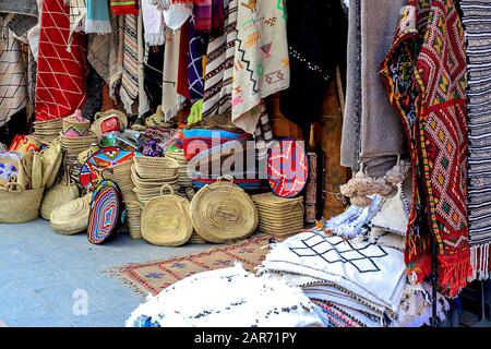 Tapis marocains aux couleurs vives à vendre dans la rue étroite de Rabat au Maroc avec un accent sélectif. Maroc Banque D'Images