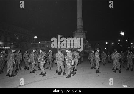 Manifestation à Lisbonne, Portugal, empêchée par des soldats Malgré une interdiction, les membres du mouvement maoïste portugais MPP voulaient organiser une manifestation le 31 janvier. Les soldats ont empêché les manifestants de traverser la ville. Annotation: Lieu: Rossio Date: 2 Février 1975 Lieu: Lisbonne, Portugal Mots Clés: Manifestations, Militaires Banque D'Images