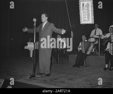 Réception Johnny Jordaan, organisée par le magasin de disques gramophone "Le Draaitafel" du Lindengracht dans le contexte du Jordaanfestival Date: 15 septembre 1955 lieu: Amsterdam Banque D'Images