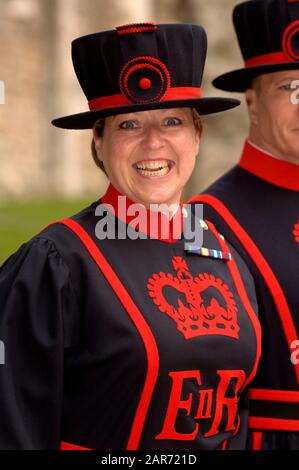 Moira Cameron En 2007, après 22 ans de carrière dans l'armée britannique, est devenue l'un des 35 gardiens résidents de la Tour de Londres, communément appelés les exploits. Banque D'Images