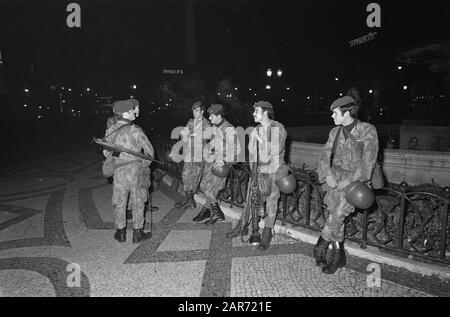 Manifestation à Lisbonne, Portugal, empêchée par des soldats Malgré une interdiction, les membres du mouvement maoïste portugais MPP voulaient organiser une manifestation le 31 janvier. Les soldats ont empêché les manifestants de traverser la ville. Plusieurs endroits à Lisbonne étaient des soldats lourdement armés dans des vêtements de combat Annotation: Lieu: Terreiro do Paço Date: 2 février 1975 lieu: Lisbonne, Portugal mots clés: Manifestations, militaires Banque D'Images