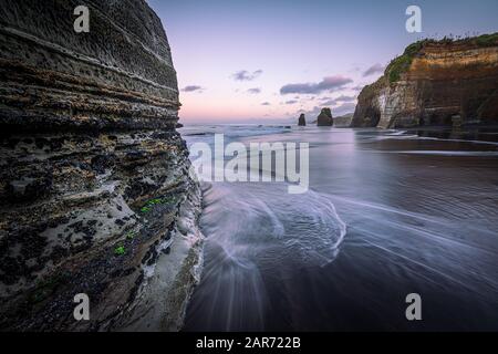 Plage de Tongaporutu au lever du soleil, Nouvelle-Zélande Banque D'Images