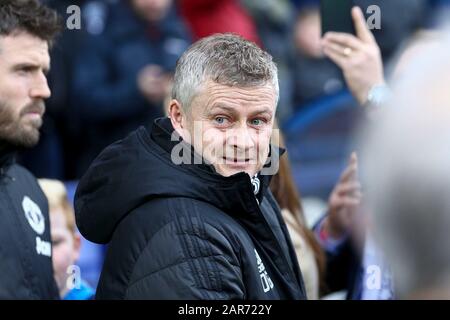 Birkenhead, Royaume-Uni. 26 janvier 2020. Ole Gunnar Solskjaer, Responsable De Manchester United, Regarde. La coupe Emirates FA, 4ème match rond, Tranmere Rovers / Manchester Utd à Prenton Park, Birkenhead, Wirral le dimanche 26 janvier 2020. Cette image ne peut être utilisée qu'à des fins éditoriales. Utilisation éditoriale uniquement, licence requise pour une utilisation commerciale. Aucune utilisation dans les Paris, les jeux ou une seule édition de club/ligue/joueur.pic par Chris Stading/Andrew Orchard sports photographie/Alay Live News crédit: Andrew Orchard sports photographie/Alay Live News Banque D'Images
