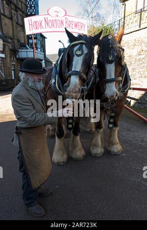 C'est une coutume comme Drayman, Roger Hughes donne à la paire de chevaux Shire de partager une pinte de bière avant de faire une livraison locale à la famille Hook Banque D'Images
