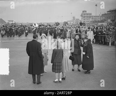 Couple Royal de retour de l'Ouest à Schiphol Date : 8 novembre 1955 lieu : Noord-Holland, Schiphol Banque D'Images
