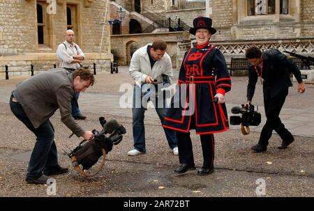 Moira Cameron En 2007, après 22 ans de carrière dans l'armée britannique, est devenue l'un des 35 gardiens résidents de la Tour de Londres, communément appelés les exploits. Banque D'Images