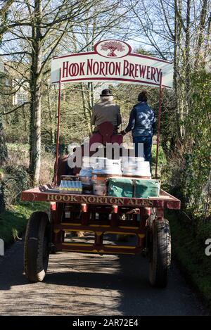 Drayman, Roger Hughes et Erzsebet Csak, un assistant de livraison de dray, longent une voie nationale pour faire la première livraison de bière de la famille possédée Banque D'Images