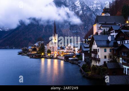 Vue classique sur la ville de Hallstatt au bord du lac au crépuscule en hiver Banque D'Images