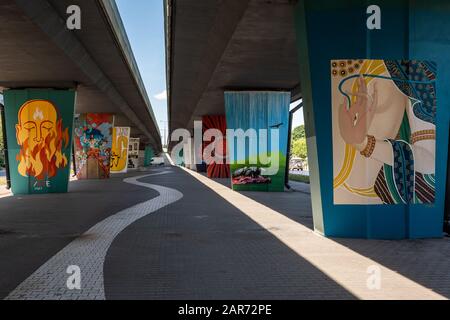 Peintures murales de la galerie tibétaine Au Rond-Point du Tibet dans le quartier de Wola à Varsovie en Pologne, art de rue représentant la lutte tibétaine pour l'autonomie Banque D'Images