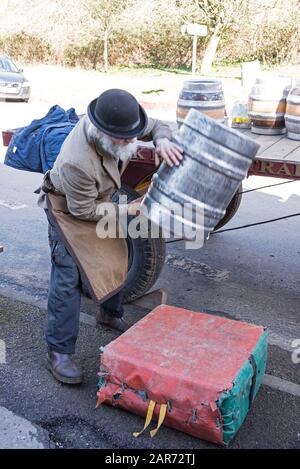 Drayman, Roger Hughes décharge un baril de bière sur un grand coussin de la dray à l'un des pubs du village, le Pear Tree, à une courte distance de la f Banque D'Images