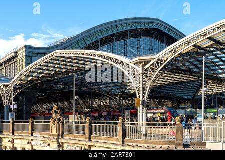 Cologne, Allemagne, 09/15/2019: Trains Deutsche Bahn à la gare centrale de Cologne Banque D'Images