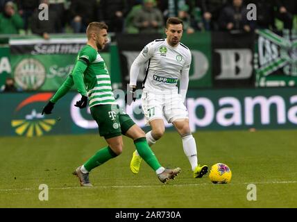 Budapest, HONGRIE - 25 JANVIER : (L-r) Eldar Civic de Ferencvarosi TC passe la balle avant David Kulcsar de Paksi FC lors du match de Ligue de la Banque hongroise OTP entre Ferencvarosi TC et Paksi FC à l'Arène de Groupama le 25 janvier 2020 à Budapest, Hongrie. Banque D'Images