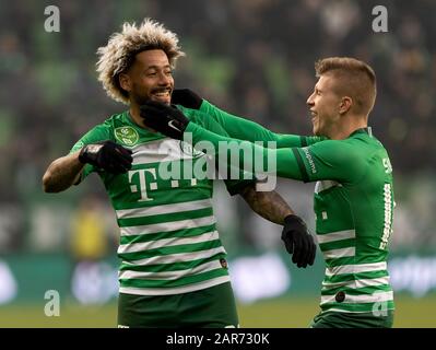 Budapest, HONGRIE - 25 JANVIER : (L-r) Isael da Silva Barbosa de Ferencvarosi TC célèbre son objectif avec David Siger de Ferencvarosi TC lors du match de Ligue de la Banque hongroise du OTP entre Ferencvarosi TC et Paksi FC à Groupama Arena le 25 janvier 2020 à Budapest, Hongrie. Banque D'Images