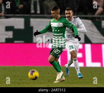 Budapest, HONGRIE - 25 JANVIER : (L-r) Gaston Lodico de Ferencvarosi TC quitte Lajos Bertus de Paksi FC pendant le match de Ligue de la Banque hongroise OTP entre Ferencvarosi TC et Paksi FC à la stade Groupama Arena du 25 janvier 2020 à Budapest, Hongrie. Banque D'Images