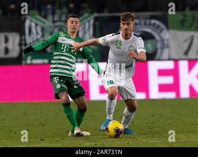 Budapest, HONGRIE - 25 JANVIER : (L-r) Gaston Lodico de Ferencvarosi TC rivalise avec Balazs Balogh de Paksi FC lors du match de Ligue de la Banque hongroise du OTP entre Ferencvarosi TC et Paksi FC à Groupama Arena le 25 janvier 2020 à Budapest, Hongrie. Banque D'Images