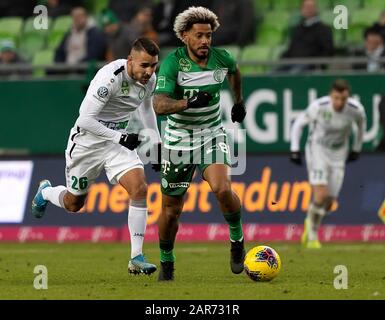 Budapest, HONGRIE - 25 JANVIER: (R-l) Isael da Silva Barbosa de Ferencvarosi TC quitte Lajos Bertus de Paksi FC derrière pendant le match de Ligue de la Banque hongroise OTP entre Ferencvarosi TC et Paksi FC à Groupama Arena le 25 janvier 2020 à Budapest, Hongrie. Banque D'Images