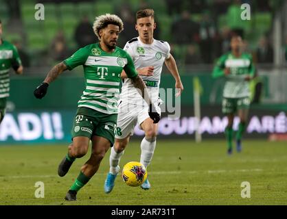 Budapest, HONGRIE - 25 JANVIER : (L-r) Isael da Silva Barbosa de Ferencvarosi TC rivalise avec Balazs Balogh de Paksi FC lors du match de Ligue de la Banque hongroise du OTP entre Ferencvarosi TC et Paksi FC à Groupama Arena le 25 janvier 2020 à Budapest, Hongrie. Banque D'Images