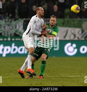 Budapest, HONGRIE - 25 JANVIER : (L-r) Janos Szabo de Paksi FC lutte pour la balle avec Gergo Lovrencsics de Ferencvarosi TC lors du match de Ligue de la Banque hongroise OTP entre Ferencvarosi TC et Paksi FC à Groupama Arena le 25 janvier 2020 à Budapest, Hongrie. Banque D'Images