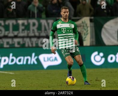 Budapest, HONGRIE - 25 JANVIER : Miha Blazic de Ferencvarosi TC contrôle la balle lors du match de Ligue de la Banque hongroise du OTP entre Ferencvarosi TC et Paksi FC à Groupama Arena le 25 janvier 2020 à Budapest, Hongrie. Banque D'Images